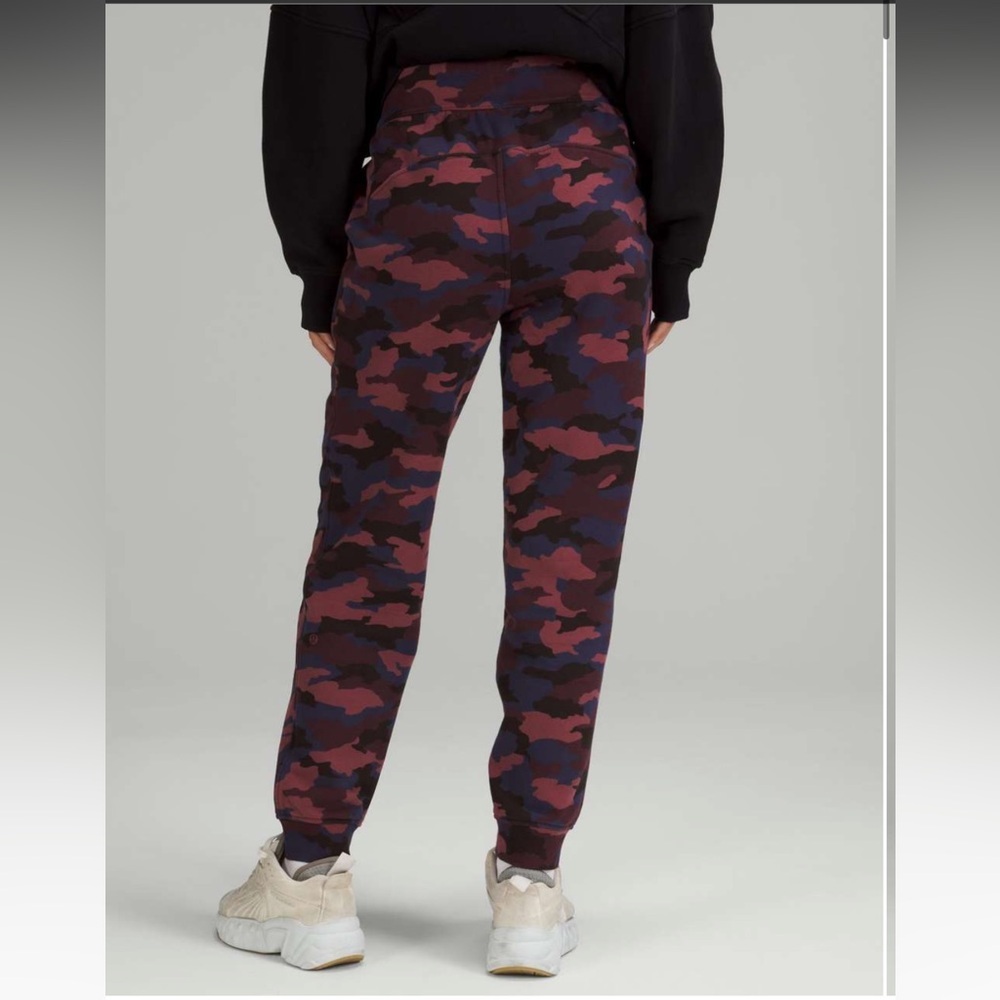 Lululemon Scuba High-Rise Jogger Heritage 365 Camo Smoky Red Night Sea Multi
